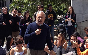Robert Reich taught his class outside Wheeler Hall while the power was out. (UC Berkeley photo by Laurie Goldman)