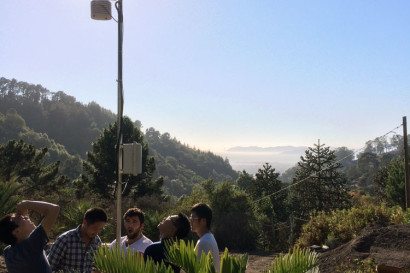 Students install a sensor tower in the UC Botanical Garden to monitor temperatures, humidity and more. (Photo by the class's Internet of Things team.)