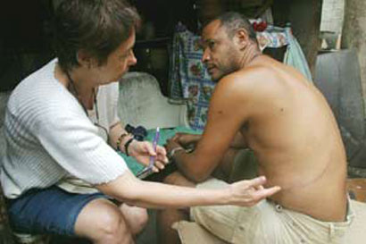 Anthropologist Nancy Scheper-Hughes is shown here talking with Alberty Alfonso da Silva in the Recife, Brazil, slum he called home before and after being transported to South Africa to sell his kidney to a recipient flown there from New York City.  (Photo by John Maier.)