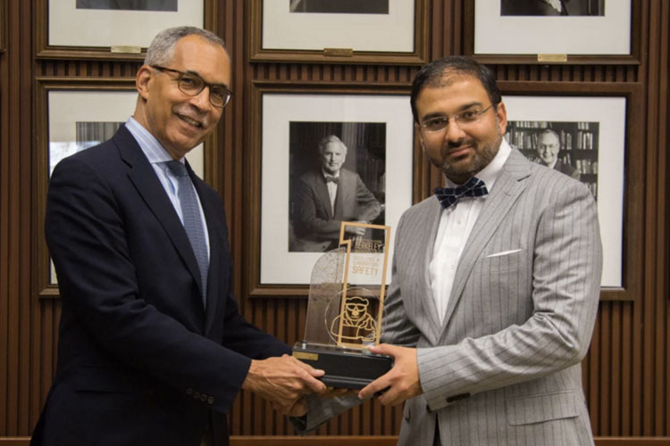 Irfan Siddiqui accepts award