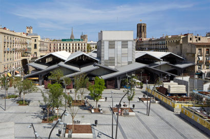 Pinós designed the Urban Intervention Boquería in Barcelona’s historical district. (2016 photo copyright elZinc®.)