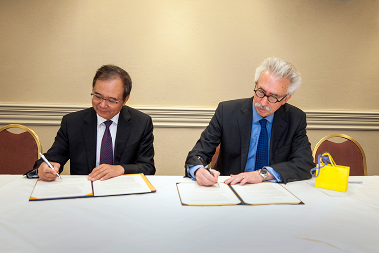 Peking University President Lin Jianhua and UC Berkeley Chancellor Nicholas Dirks sign agreements between the two universities.