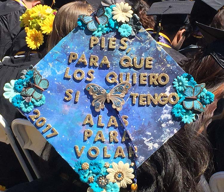 Cap with writing in spanish