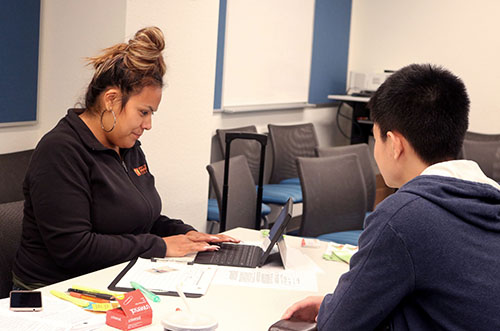 Patricia Figueroa from the Alameda County Community Food Bank assists a student at a CalFresh clinic.