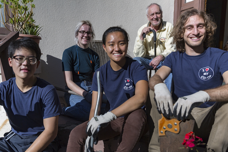 A group of Berkeley Student Cooperative students pose with Berkeley resident Peter White after helping clean out his garden. (UC Berkeley photo by Stephen McNally)