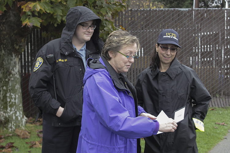 UCPD Chief Margo Bennett reads a thank you note officers received while delivering turkeys in University Village on Thursday. (UC Berkeley photo by Jeremy Snowden)