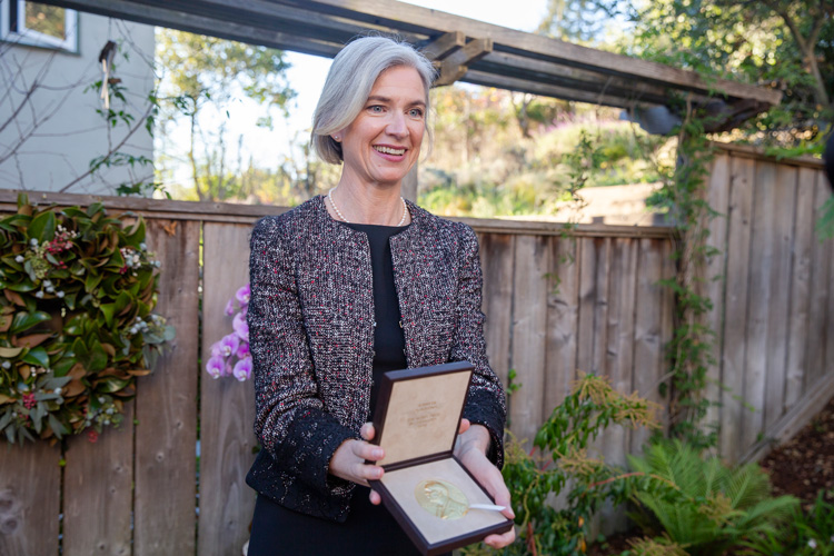 Doudna displaying the gold Nobel Prize medal