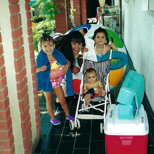 elizabeth as a young kid with her mom and two siblings