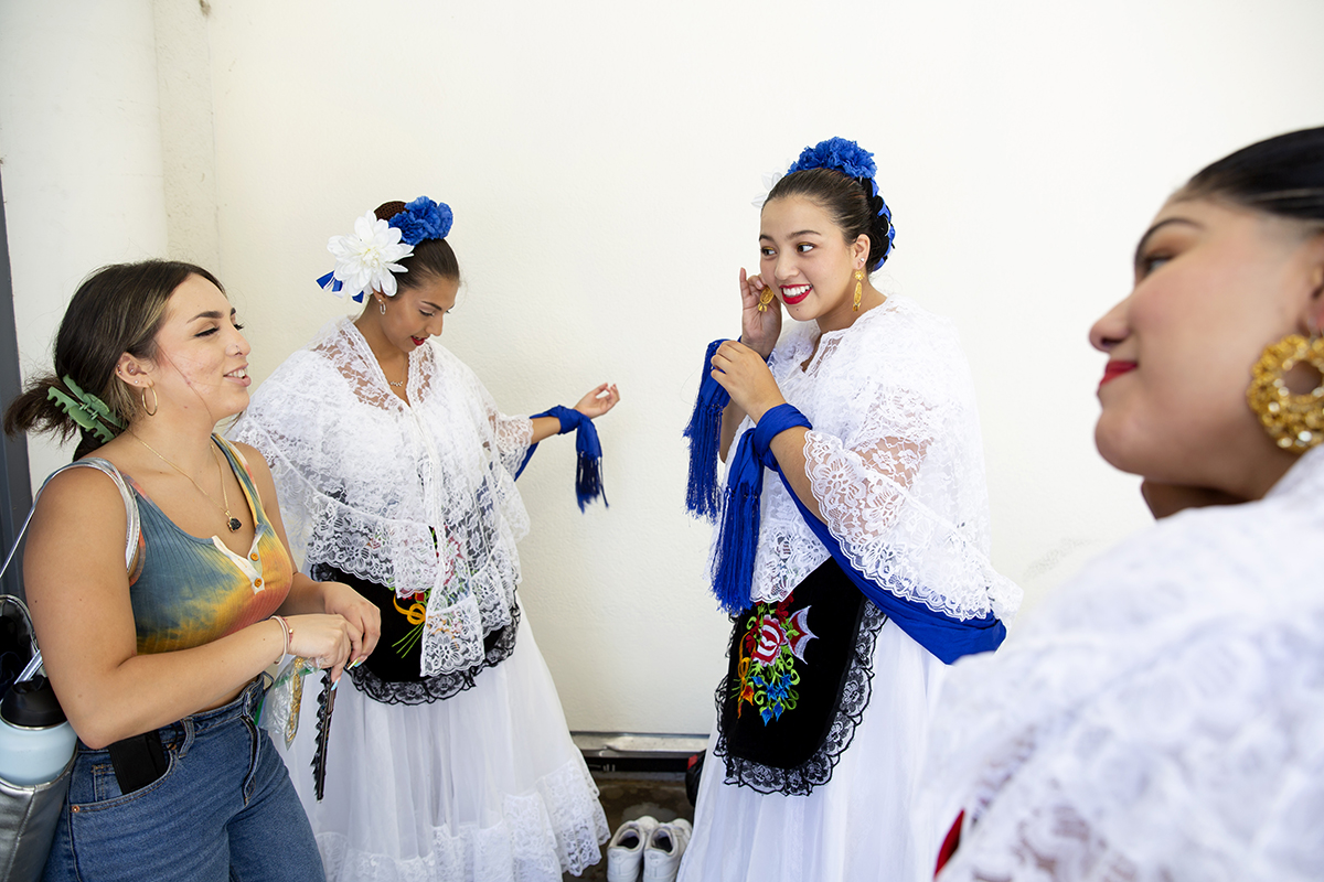 students get dressed in veracruz costumes