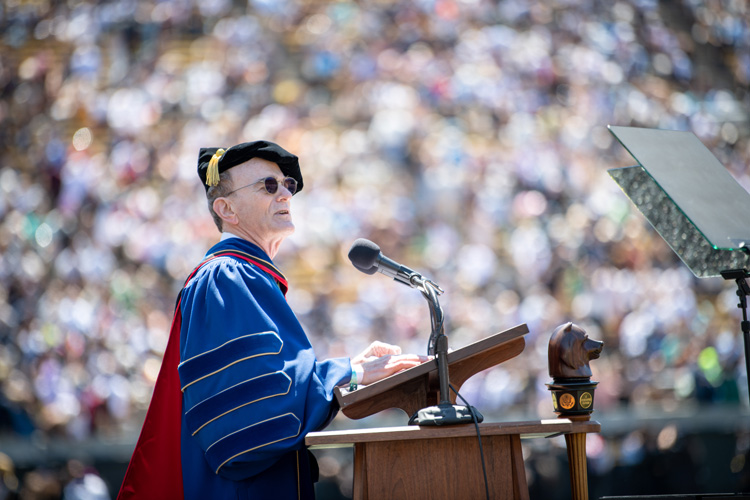 randy schekman speaks at a podium