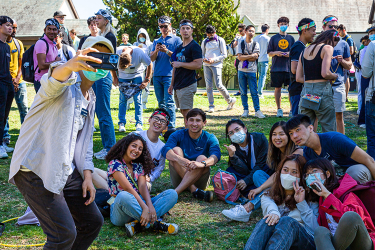 Students at an orientation program for the Fung Institute for Engineering Leadership take a selfie.