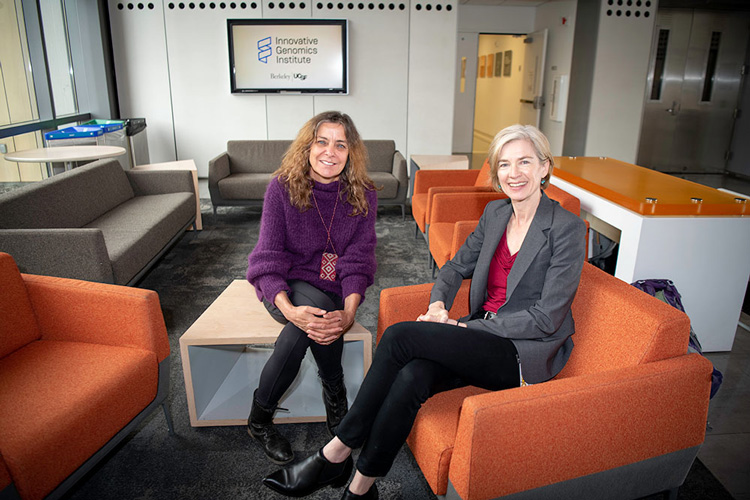 Jill Banfield and Jennifer Doudna sitting on sofas in a lobby