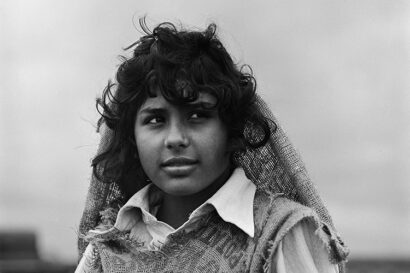 A young onion picker in Rio Grande Valley, Tex., in 1979. She looks up to the sky.