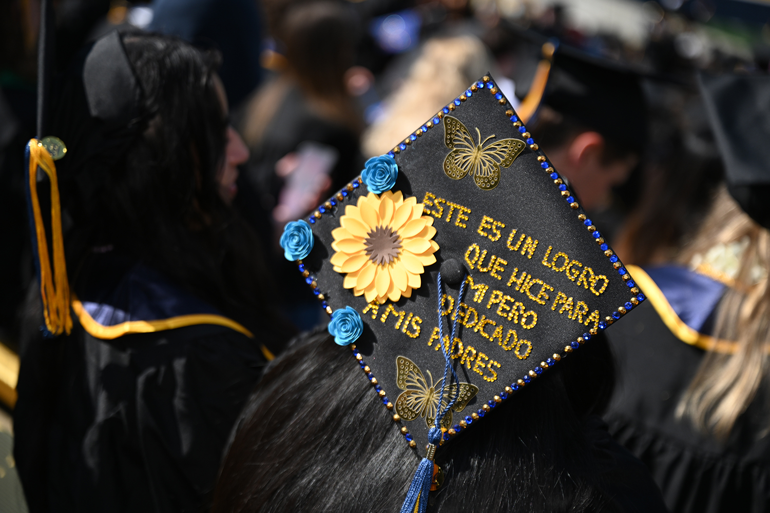 A mortarboard has the words in Spanish that translate to: This is an achievement I made for myself, but dedicate to my parents.