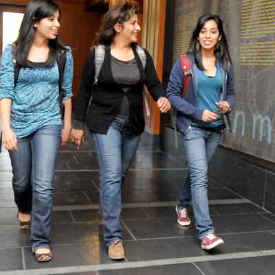 Bushra Samad and her daughters Aaida and Tahoura