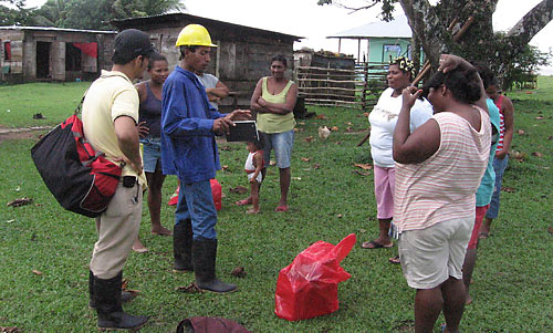 Nicaraguans discuss energy efficiency and replacing light bulbs