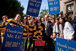 Students thank Li Ka-shing.